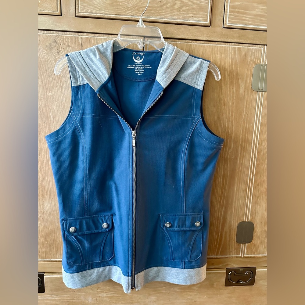 Chicos Zenergy Zipfront Blue Vest w/ Gray Hood & Trim Size 1 ( Med)